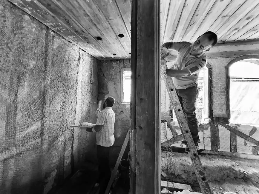 Can you remove spray foam insulation yourself?